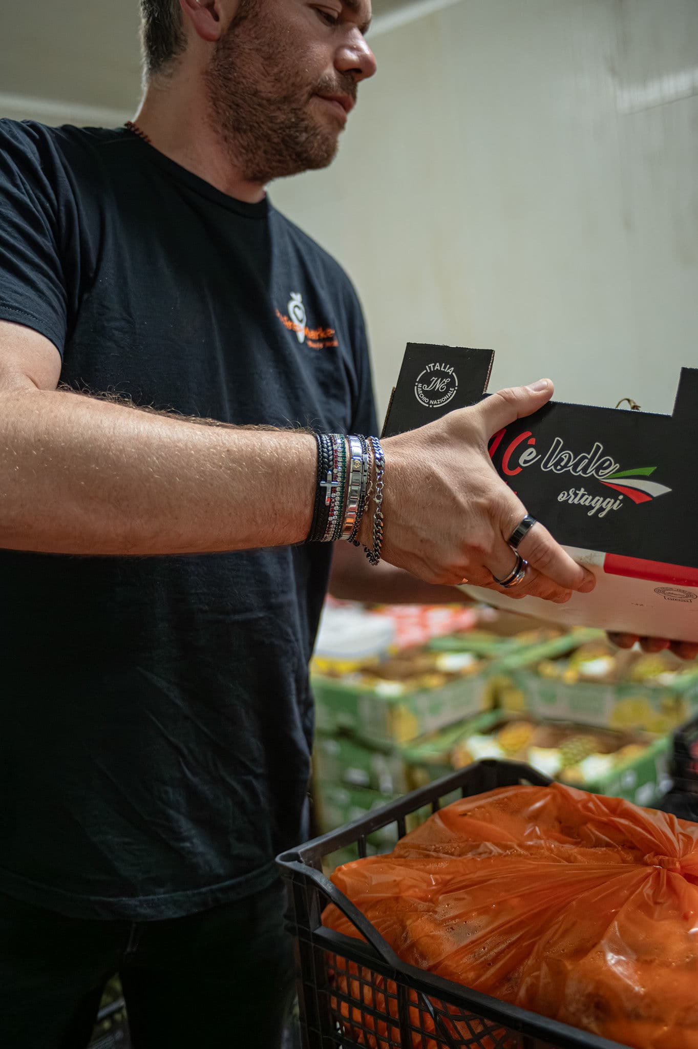 La famiglia Ale Fresh Market al lavoro tra i prodotti freschi