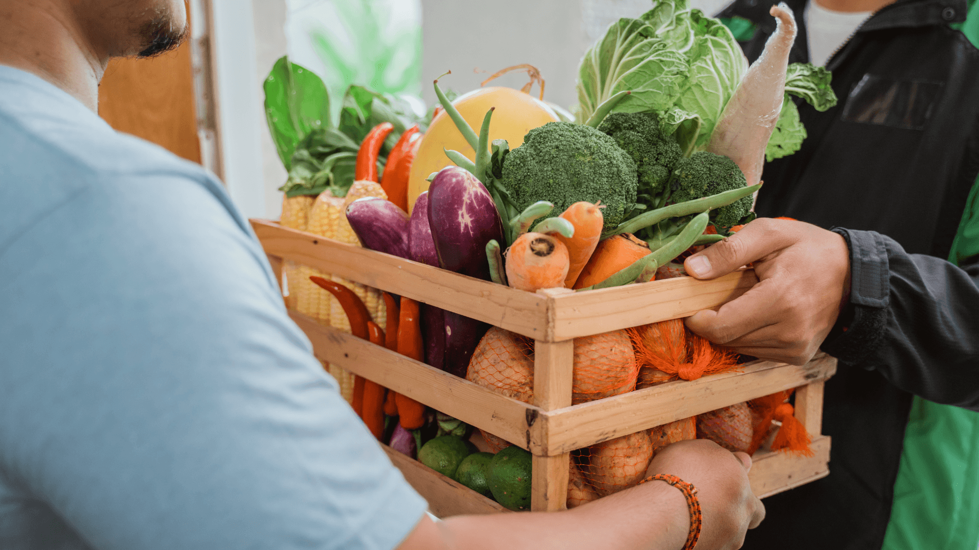Cassetta di frutta e verdura a domicilio, il fattorino la consegna al cliente