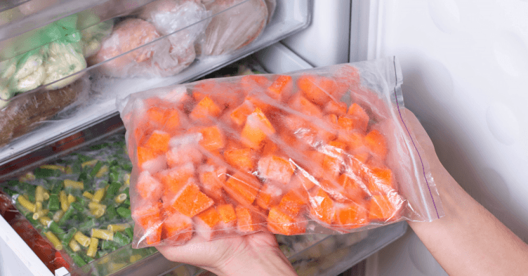 Sacchetto di zucca che viene riposto in un congelatore